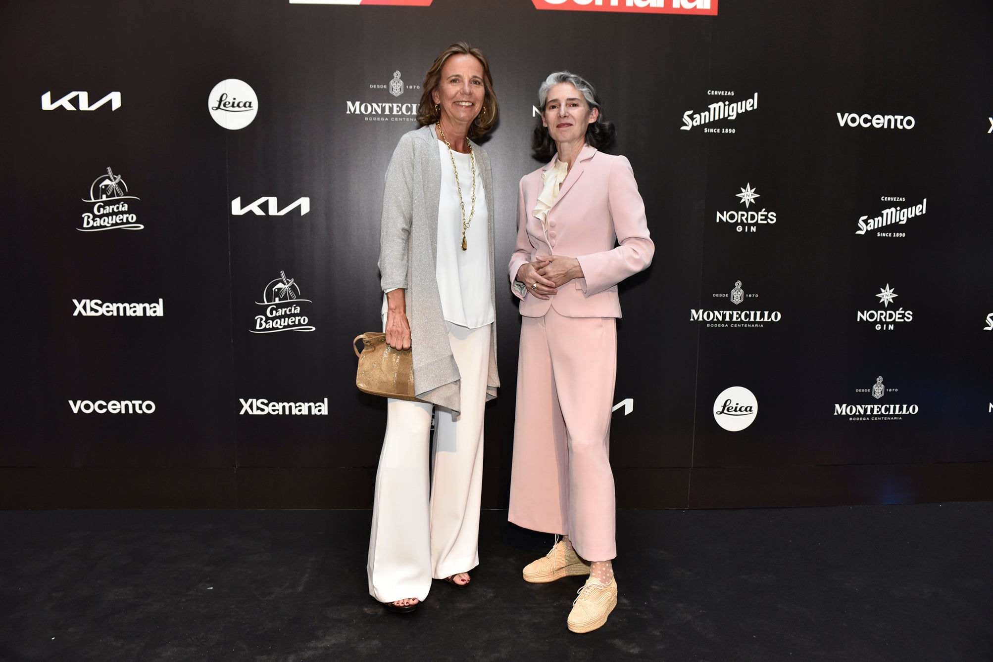 Paloma Fernández-Cid, junto a la escultora Blanca Muñoz, autora de la obra que recibieron los premiados.