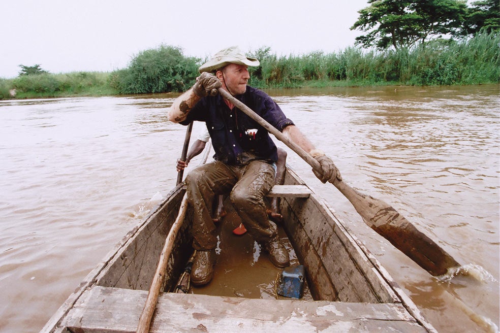 El francés Patrice Faye llegó a Burundi en 1978 y ya nunca se marchó. Temerario y emprendedor, lo de él con el cocodrilo acabó siendo obsesivo. (Esta imagen es de cuando Gustave seguía vivo).