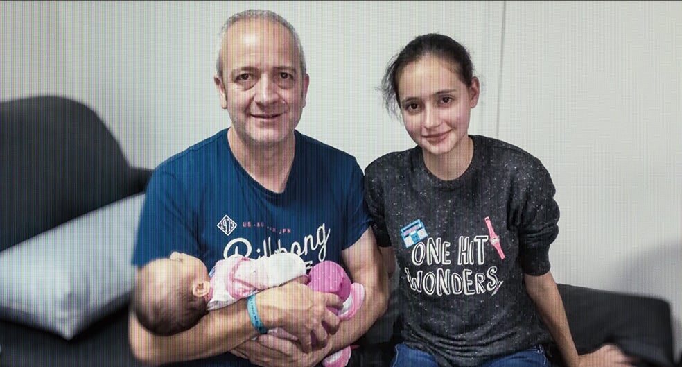 Alberto Aguilar con su hija y su nieta, de cuya existencia solo supo tras su liberación. Patricia fue llevada entonces con su hija a un convento en Perú. «Las monjas me trataron de maravilla, sin juzgarme. Fue importante ese tiempo sola porque mi mente seguía en modo secta y rechazaba a los míos. Luego volví a Elche y, a las tres semanas, fui al psicólogo. Y entonces empecé a hablar».