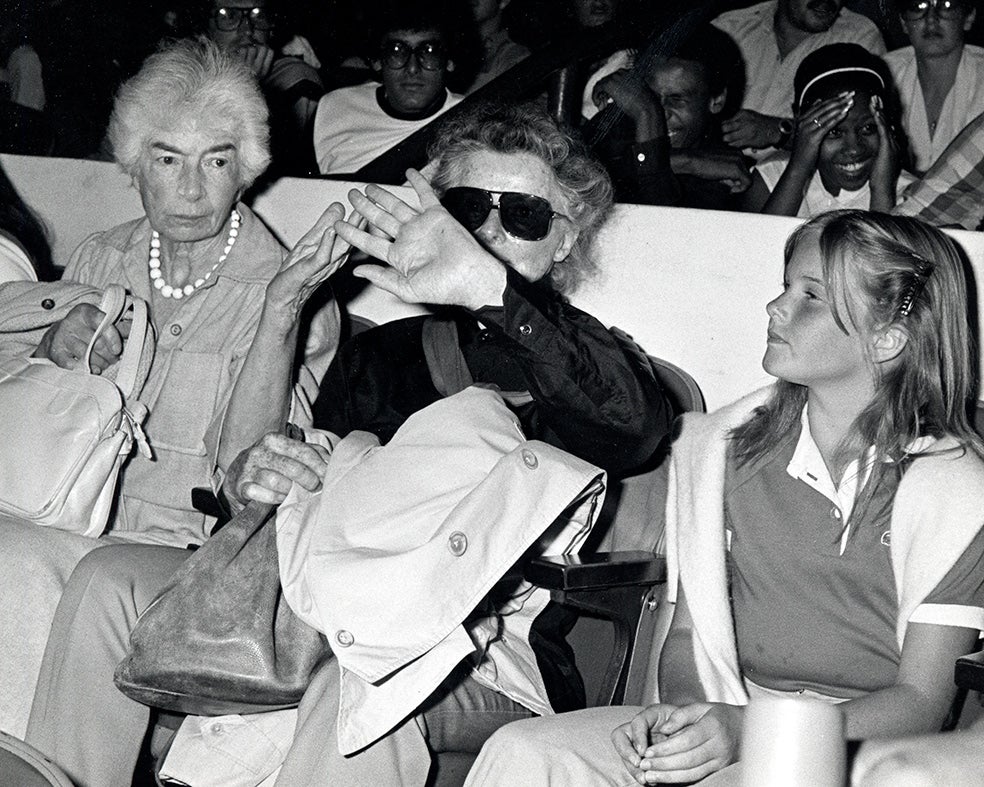 Los últimos 30 años de su vida, Hepburn vivió con Phyllis Wilbourn, «amiga, asistente, secretaria» (en la imagen en un evento en 1981, con una de las sobrinas de la actriz. Phyllis murió en 2021, a los 96 años. Katharine falleció el 29 de junio de 2003 en su casa de Connecticut a la misma edad.