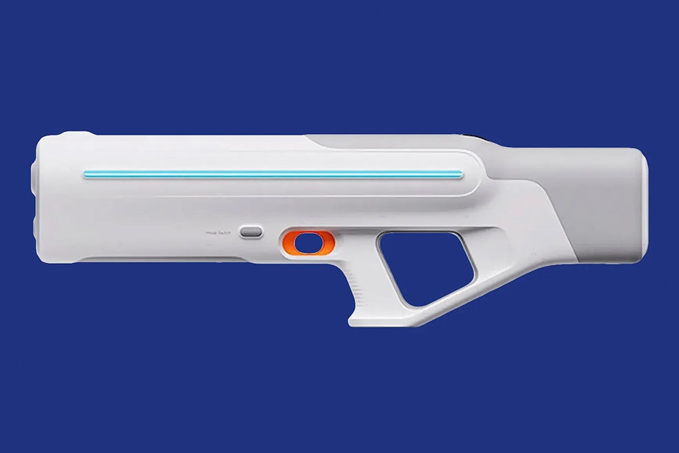 La pistola Mijia Pulse (Xiaomi) cuenta con pantalla circular inteligente y tiene un alcance de diez metros, pero lo más singular es su diseño, con luces a ambos lados del cañón que parpadean al ritmo de los disparos.