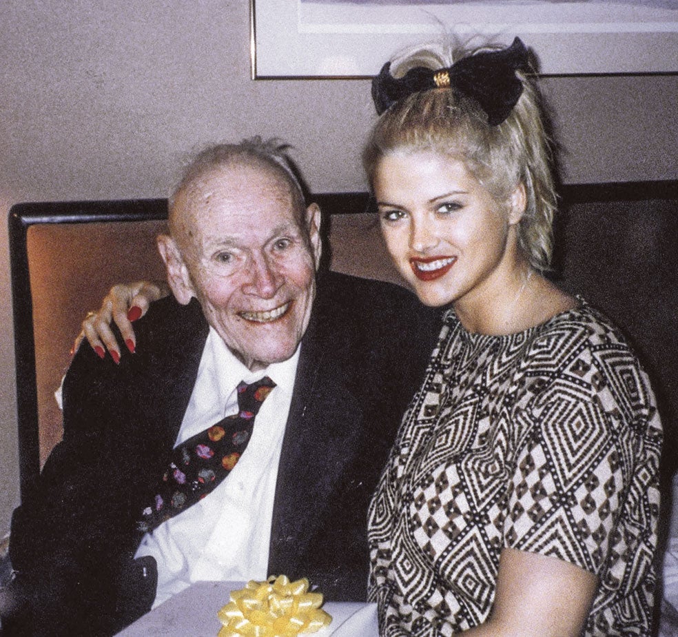Anna Nicole con el millonario Howard Marshall II, con quien se casó cuando tenía 26 años y él, 89.