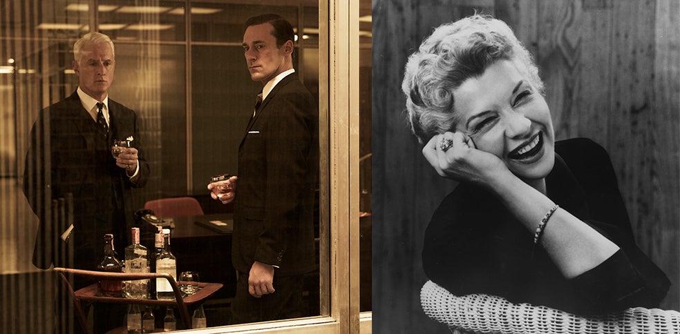 Algunas analistas resaltan que las reuniones y la forma de venta que creó Wise (a la derecha) representa un entorno de trabajo opuesto al de la industria de la publicidad que mostraba la serie Mad Men.