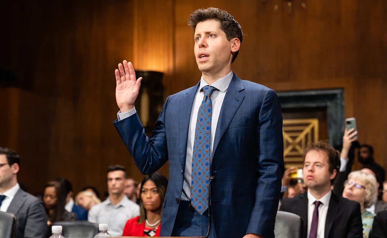 Sam Altman, durante su comparecencia en el Congreso de los Estados Unidos el mes pasado. Explicó el potencial de su empresa e, incluso reconociendo que su creación dejará a muchas personas sin trabajo, se mostró muy optimista ante el futuro, en el que, cree, otras empresas, empleos y soluciones económicas generarán más bienestar del que creemos.