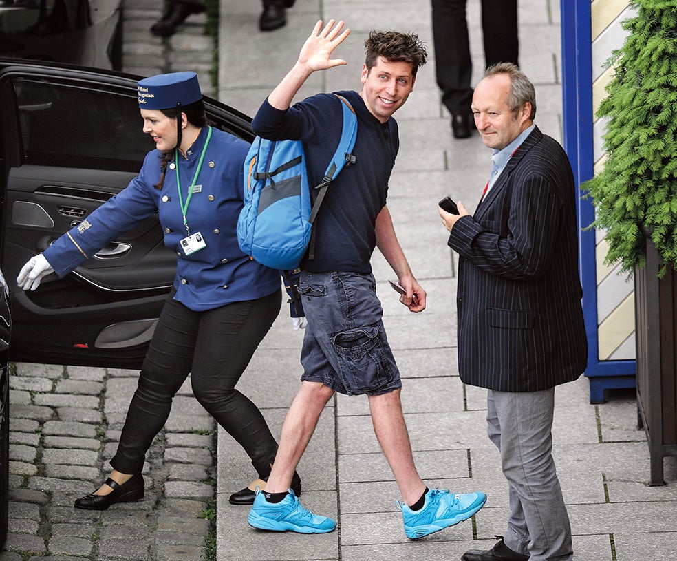 «Aprendí a destripar mi Mac a los 8 años. Me ayudó a sobrevivir siendo gay en una ciudad como San Luis», recuerda Sam Altman (Chicago, 1985). También es judío y vegetariano... y, según su madre, un hipocondríaco. Fue admitido en Stanford, aunque no terminó, igual que Steve Jobs. A los 19 fundó su primera compañía, Loopt, con su novio. Su actual pareja es el ingeniero Oliver Mulherin. Luego se pasó al capital riesgo, al frente de Y Combinator, incubadora de start-ups. Cada año, Sam Altman hace tres listas. La primera es personal: 200 kilómetros en bicicleta (tachado)… La segunda trata de los problemas de la humanidad: la inteligencia (tachado), la energía (en curso), la muerte, el dinero… Y la tercera, de sus empresas.