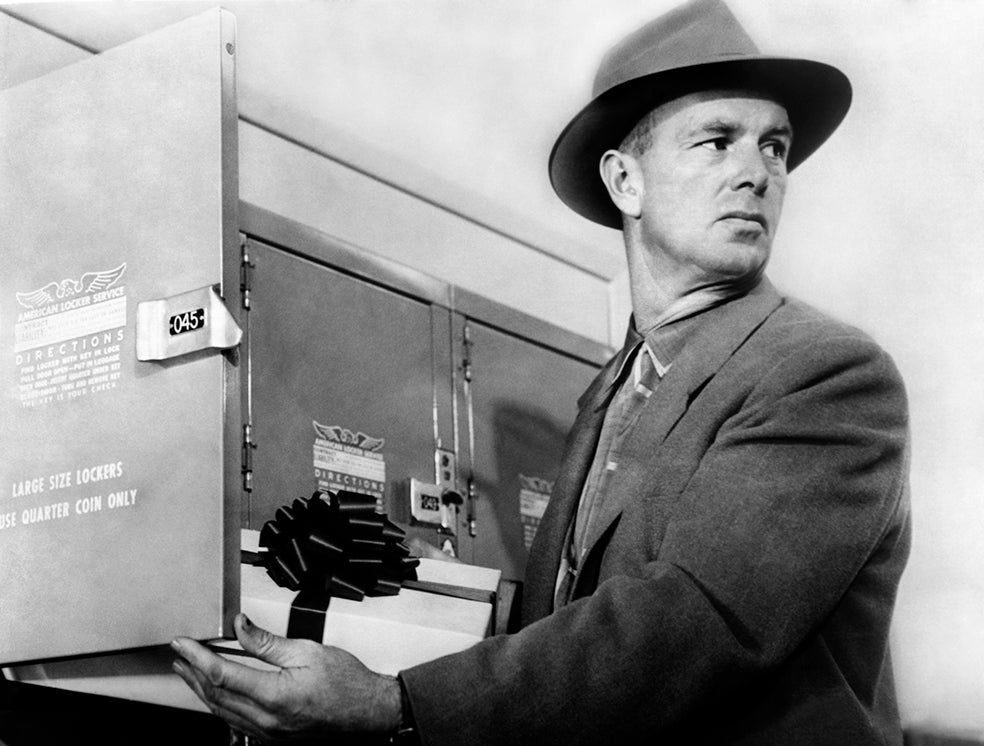 Sterling Hayden insufla una pasmosa atonía expresiva a su personaje, un tipo que no siente ni padece, que no abandona la impasibilidad ni cuando las cosas se tuercen.