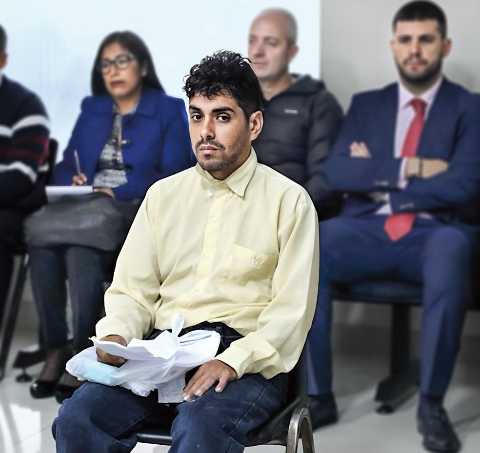 Steven Manrique, alias el Príncipe Gurdjieff, durante la vista judicial en Perú que culminó con su condena a 20 años por trata de personas con fines de explotación laboral y sexual. «Ojalá no salga nunca —desea Patricia—. Estoy segura de que, si sale, seguirá intentando captar gente».