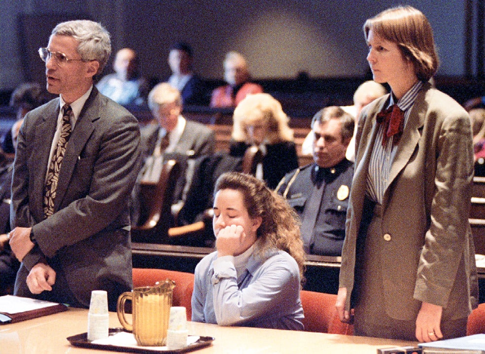 Susan Smith ahogó a sus dos hijos en un lago en 1994. Clarke alegó trastorno mental y aportó detalles del pasado traumático de la asesina, que sufrió acoso sexual de niña y tenía antecedentes de intentos de suicidio. Cadena perpetua, revisable a los 30 años.