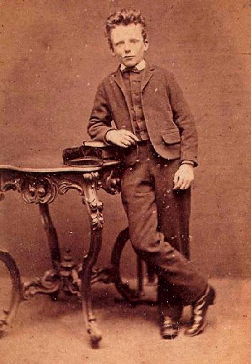 Van Gogh era el mayor de seis hermanos; Theo, al que llevaba cuatro años, fue su protector y el destinatario de uno de los más intensos y bellos epistolarios de la historia: Cartas a Theo.