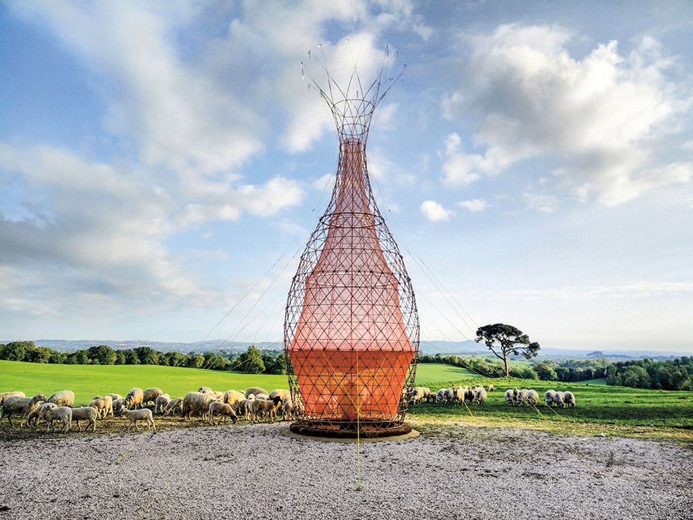 En una aldea etíope está la torre Warka, construida con bambú y plástico biodegradable. Captura la humedad del rocío y la dirige hacia un tanque. Funciona sin electricidad, mediante gravedad.