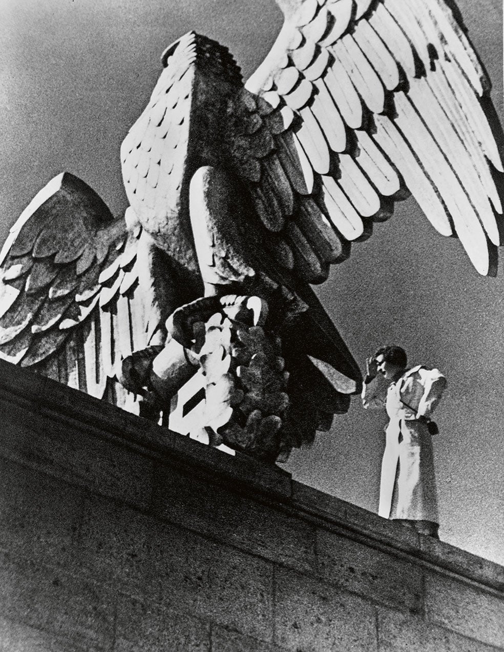 Un momento del rodaje de El triunfo de la voluntad, filmación del congreso del Partido Nacional-socialista en Núremberg, en 1934, con Leni junto a la gran águila de piedra del antiguo estadio de la ciudad.
