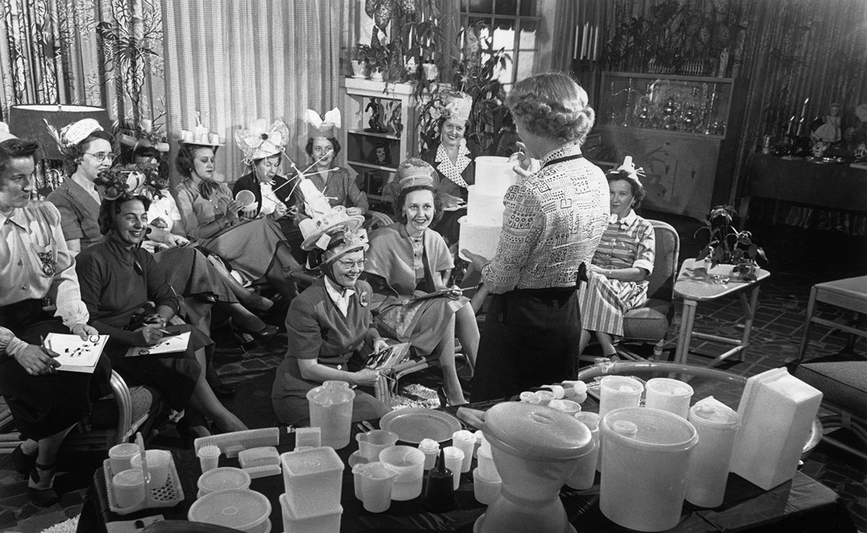 Tupperware, el fin de un negocio que marcó una época (y dividió al feminismo)