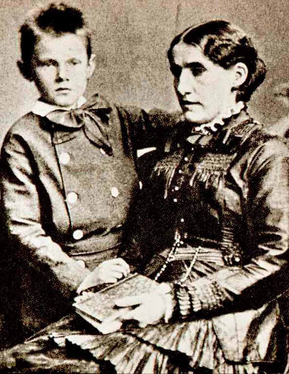 Cornelia Adriana Vos-Stricker, Kee (con su hijo), prima de Vincent. En 1981, él se enamoró de ella, viuda, pero ella lo rechazó.