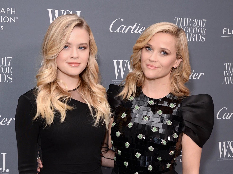 Ava Phillippe, hija de Reese Witherspoon, tiene 22 años y no ha orientado aún su carrera, pero su presencia en los medios es constante por el parecido con su madre. Eso la hace tan popular que cualquier comentario, como su reciente comentario sobre su bisexualidad, se convierten en trending topic.