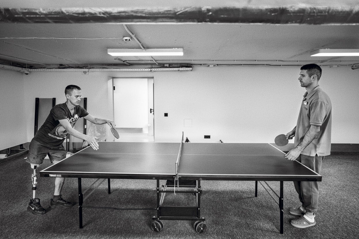 Alexander perdió una pierna en el frente. Tras recibir una prótesis, ahora se recupera en Lviv y juega incluso al ping-pong con su terapeuta.