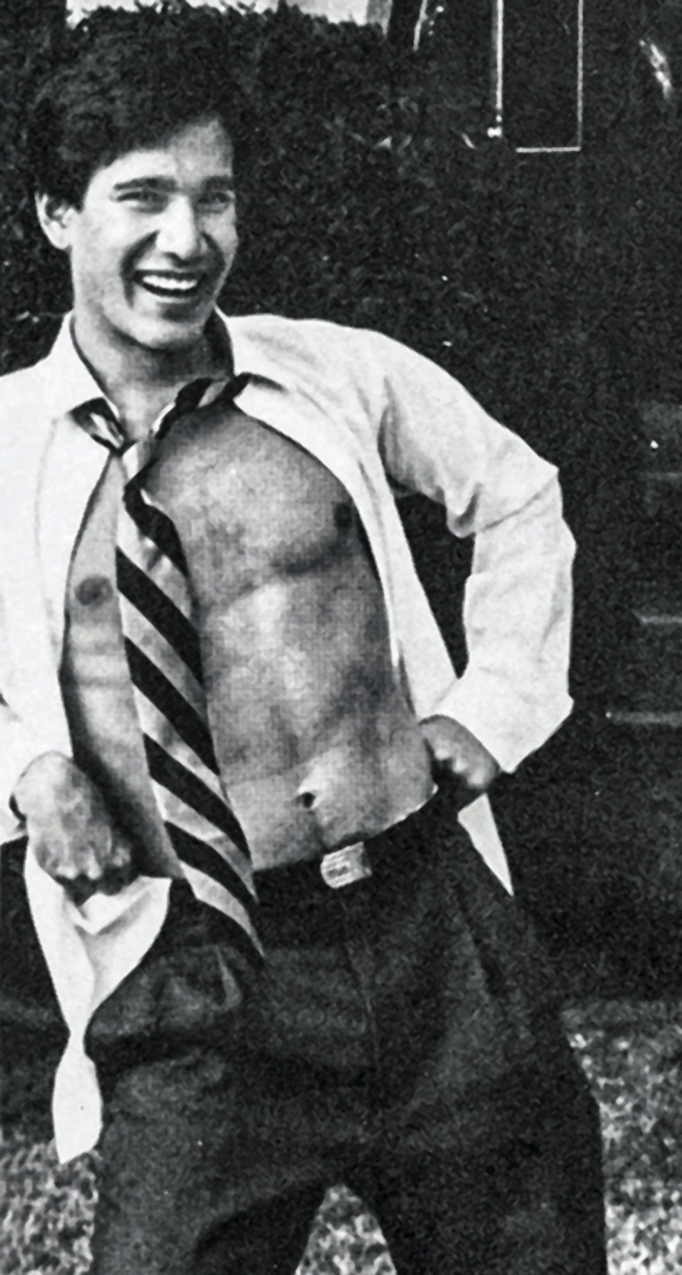 La madre descubrió que Andrew, inteligente y carismático, era gay y lo echó de casa. Cunanan se fue a San Francisco, donde se prostituyó con hombres mayores y ricos, lo que le permitió llevar un alto nivel de vida durante un tiempo.