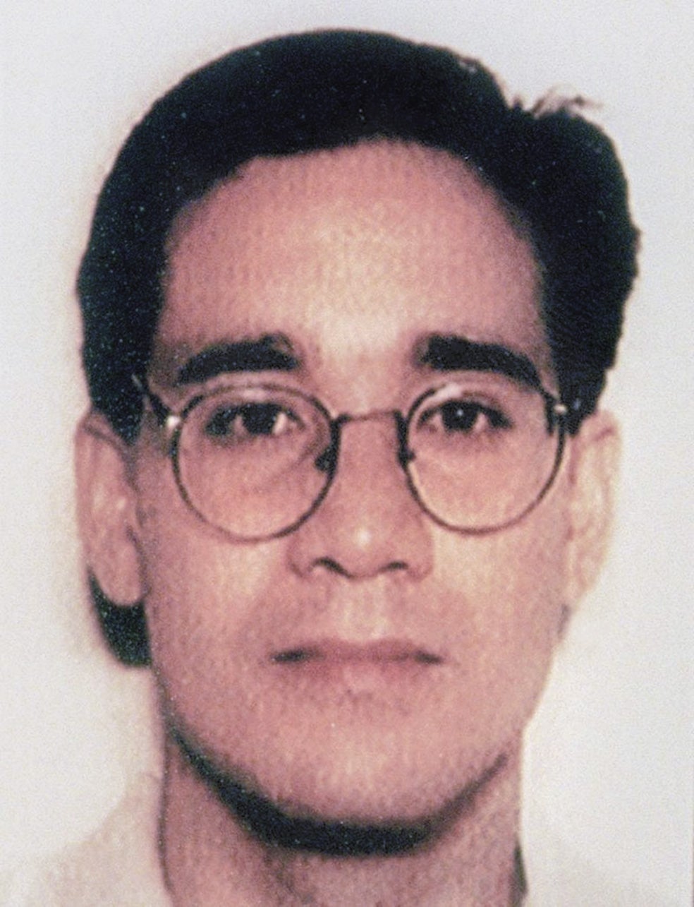 Andrew Cunanan nació en National City (San Diego). Fue el más joven de los cuatro hijos de un corredor de bolsa de origen filipino y una ama de casa de ascendencia italiana. Cuando tenía 19 años, su padre fue acusado de malversación de fondos y huyó a Filipinas.