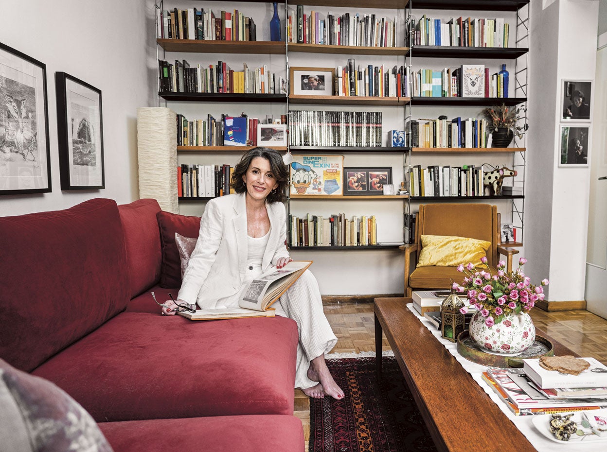 Barilli en su casa, revisando álbumes familiares.