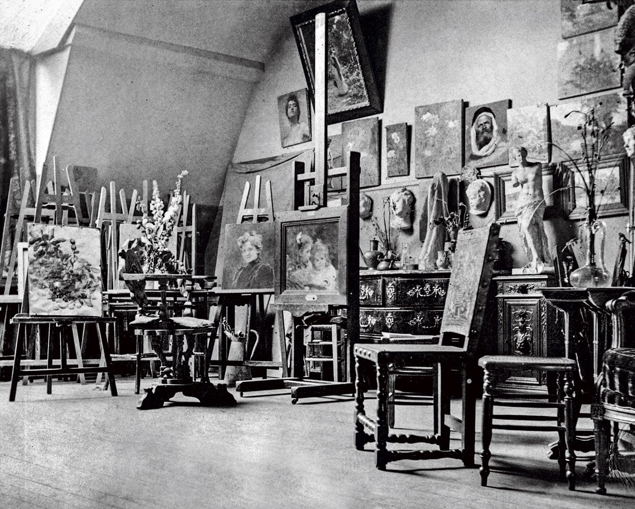 El estudio de Berthe Morisot en 1892. Su primera exposición individual se celebró en la galería Boussod y Valadon en 1892, y gozó de un rotundo éxito. Tras su muerte, amigos suyos como Degas, Renoir, Monet y Mallarme, organizaron la primera retrospectiva dedicada a Morisot, con 380 de sus pinturas.