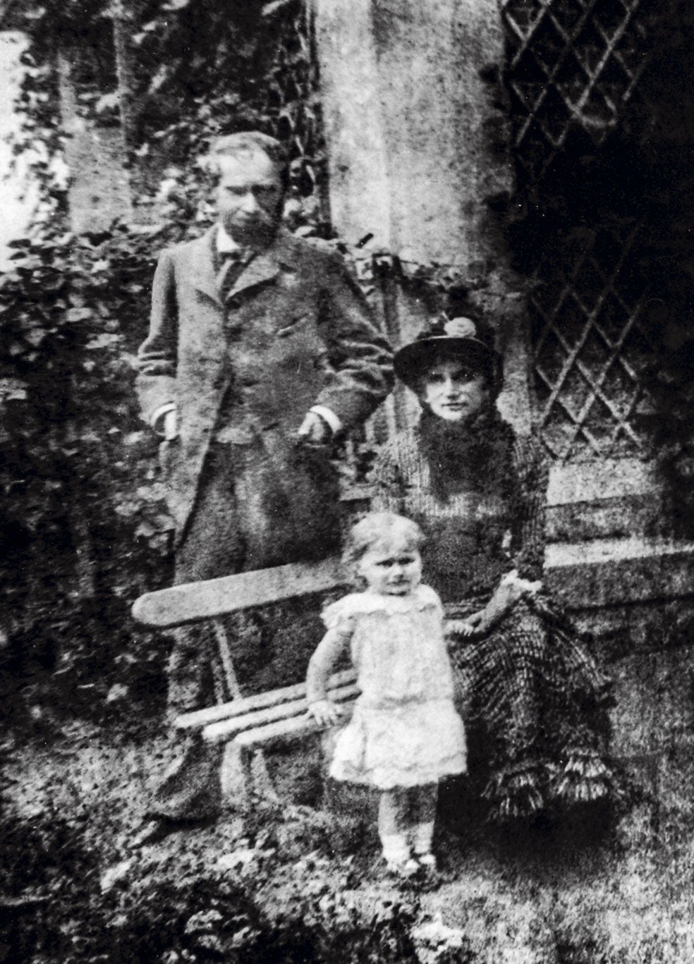 Con su marido, Eugéne Manet (hermano del pintor, Édouard), y su hija en Bougival, su rincón estival a las afueras de París.