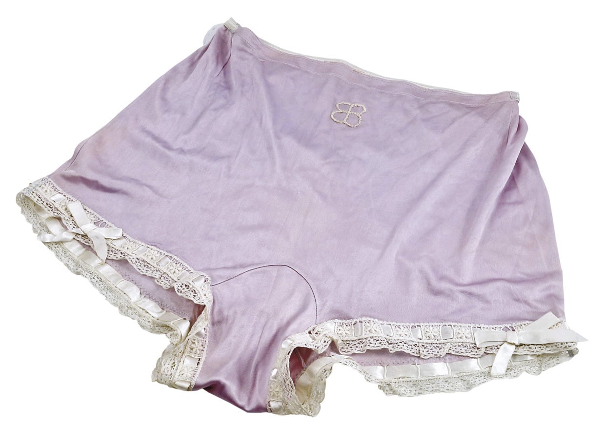 Estas bragas que pertenecieron a Eva Braun, la ujer con la que Hitler se casó poco antes de suicidarse, se vendieron por 3.300 euros en 2016.