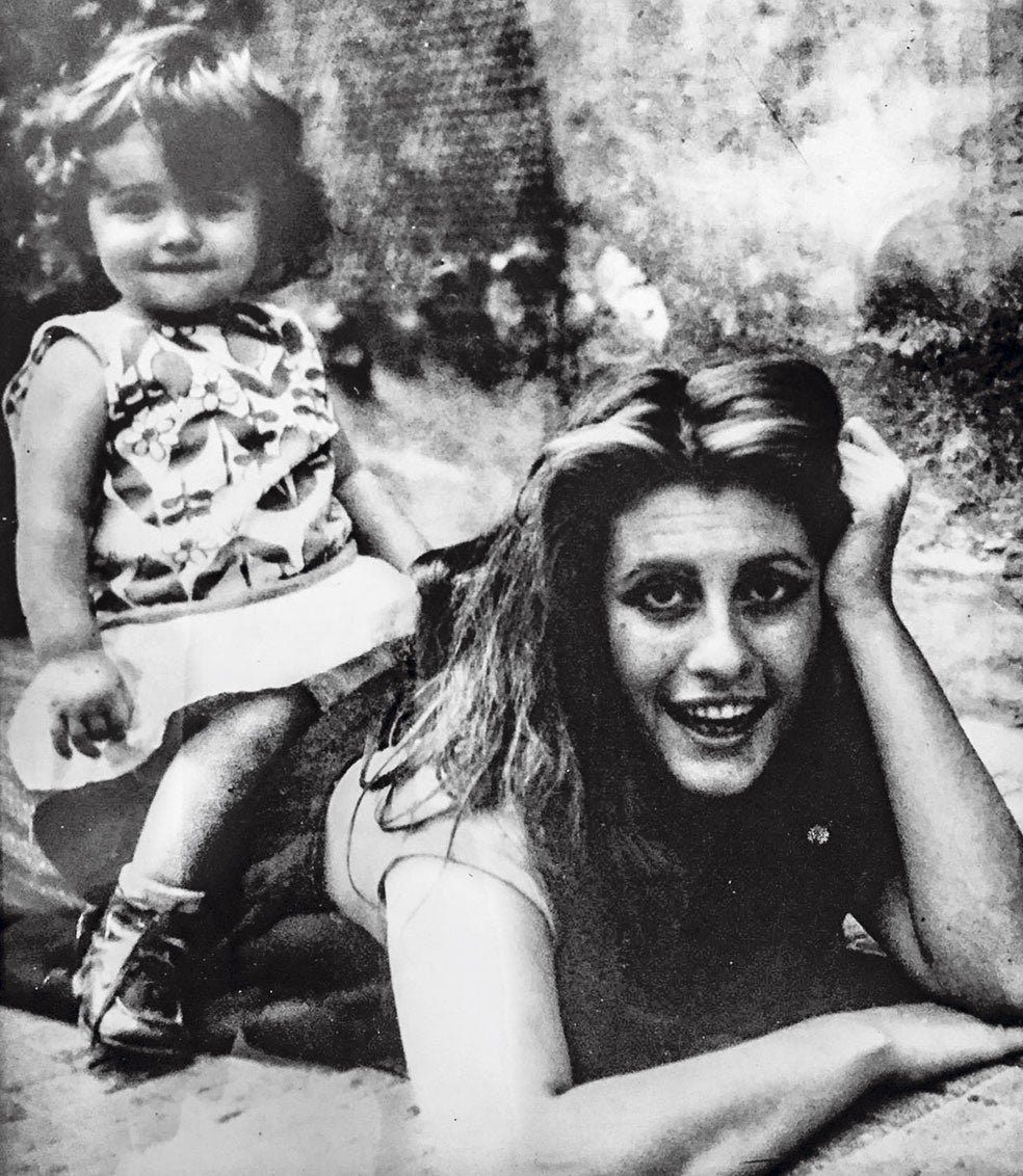 Su madre, la profesora de Filosofía Caterina Barilli, murió cuando Ayanta Barilli tenía 9 años. Ella se quedó con su familia materna en Italia.