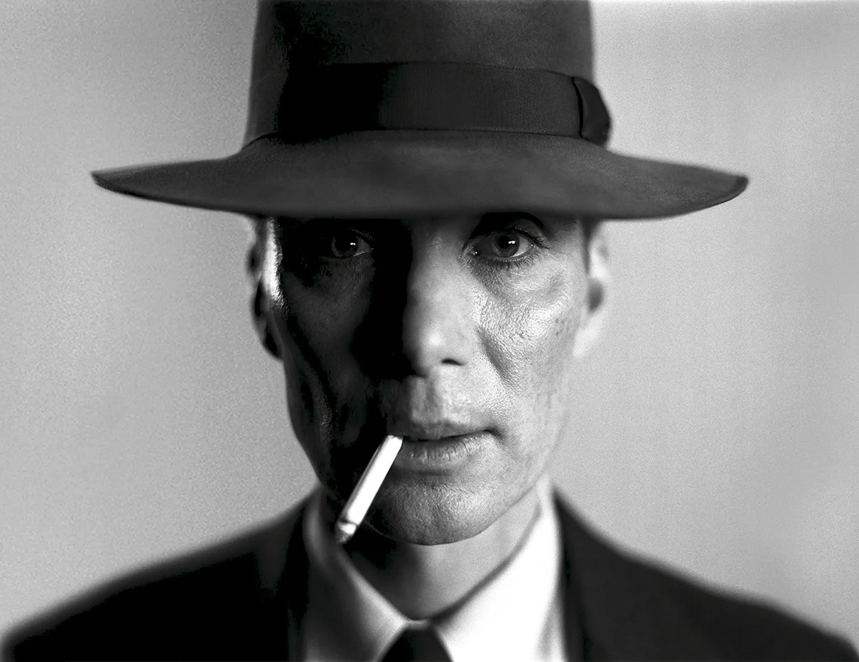 «El gran desafío del papel ha sido trazar el viaje moral de Oppenheimer», dice Cillian Murphy, el actor que se ha metido en la piel del físico. Esta es su sexta película con Nolan –incluso le ofreció el papel de Batman– y la primera como protagonista absoluto.