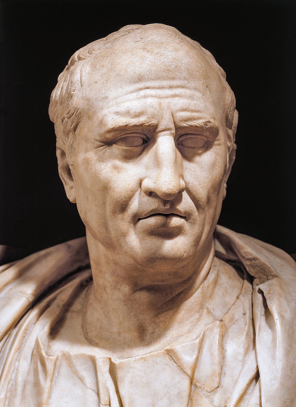 Fue escritor, filósofo, orador y, sobre todo, político. Nació en el 106 a. C. y vivió una época que se debatía entre seguir gobernando al pueblo desde un Senado controlado por las élites o instaurar un gobierno autoritario. Cicerón defendió la primera opción en discursos que hicieron época, pero que le costaron la vida: fue ejecutado en el 43 a. C. Enfrentado a la familia de Clodia, desautorizó a la patricia a la que tildó de «viuda licenciosa, descaradamente proterva [...] sin continencia en sus libidinosas pasiones [,..], complaciente en realizar públicamente, y a la luz del día, los actos más vergonzosos».