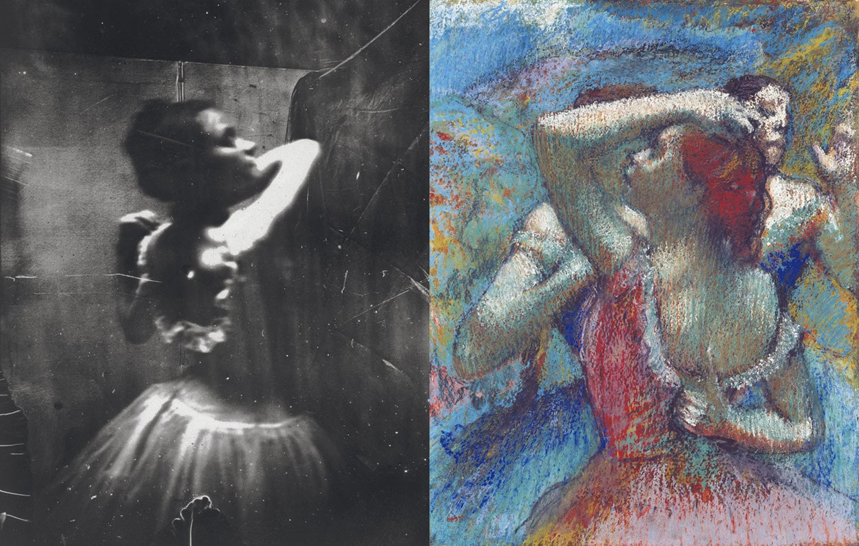 Hacia 1895 Edgar Degas se acercó a la fotografía, un género totalmente nuevo, atraído por la plasticidad del movimiento. A la izda., Bailarina ajustándose una correa, tomada por Degas entre 1895 y 1896. A la dcha., Bailarinas, dibujo en pastel hecho en 1899, en el que refleja el mismo gesto.
