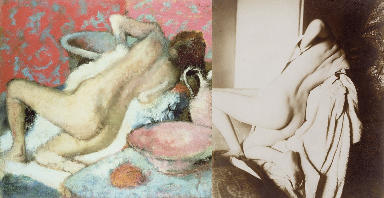 Degas pintó este cuadro en 1896, el mismo año en que tomó la foto de al lado, ambas tituladas Después del baño. La correlación entre fotografía y pintura que Degas investigaba es inequívoca. No sabemos por qué empezó a tomar fotos y menos por qué dejó la cámara.
