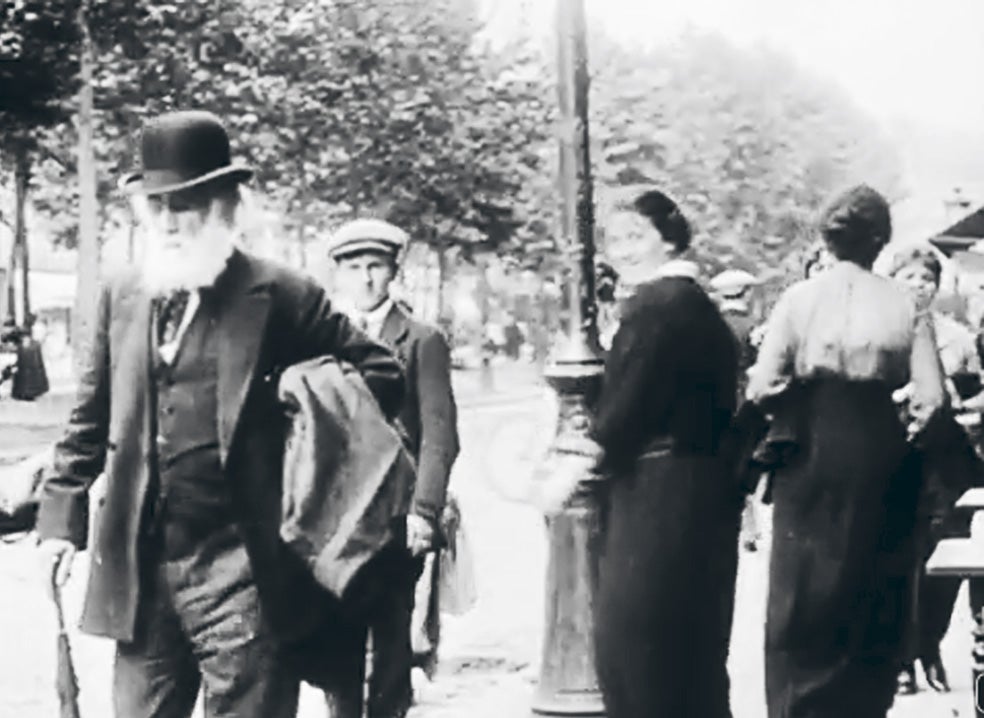 París. 1914. El elegante anciano de barba blanca y paraguas que camina por el Boulevard de Clichy es Edgard Degas, a sus 80 años, filmado, sin que él lo supiera, por el prolífico actor, dramaturgo y cineasta francés Sacha Guitry, escondido tras un árbol para poder filmar al pintor que con tanto celo salvaguardaba su vida privada. La cinta de Guitry, aquí convertido en todo un paparazi, no alcanza los 12 segundos y es la única que se tiene de Degas.
