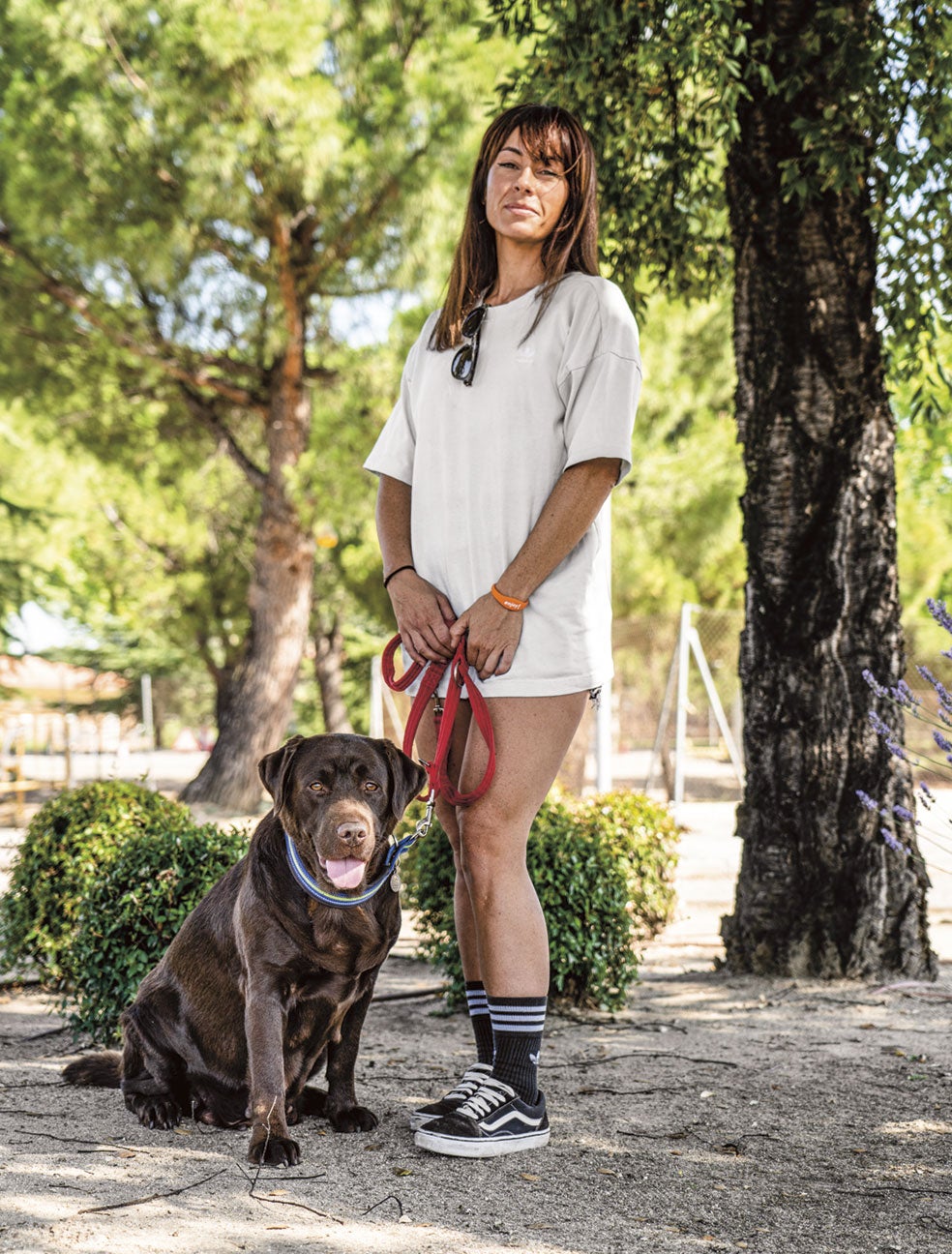 Estela Pérez Lázaro, educadora de Maga, una perra reproductora que se acaba de jubilar.