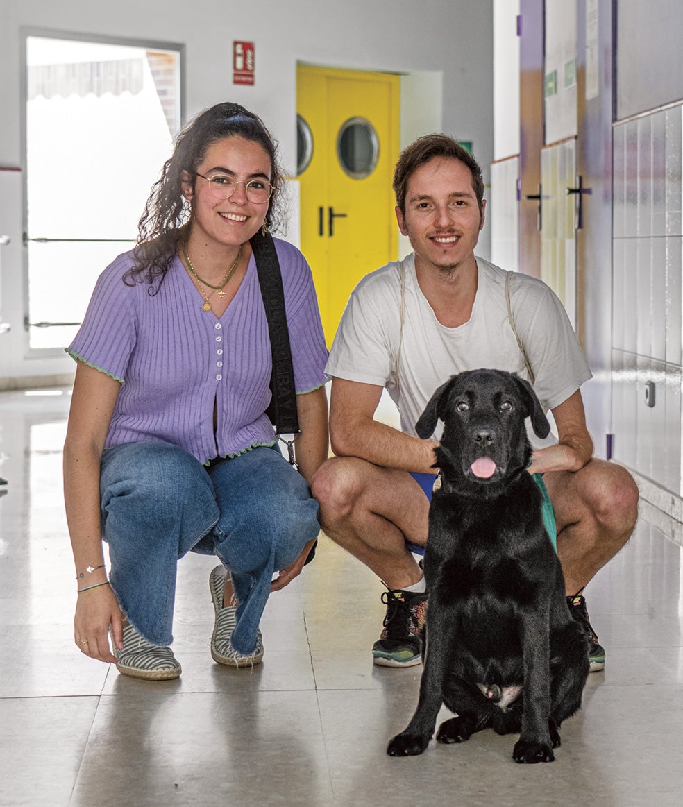 Júpiter tiene seis meses. Parte de su educación es convivir con una familia. María y Guillermo son canarios en Madrid y este verano viajarán a Tenerife en barco porque los cachorros de perro guía, al no estar completamente educados, no pueden montar en avión.