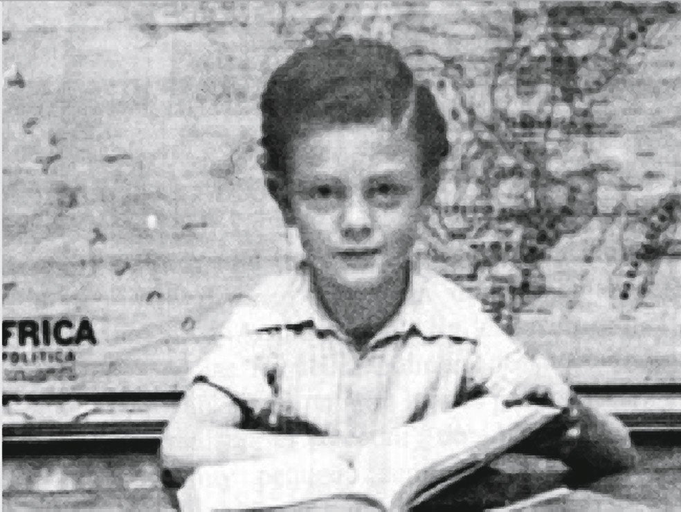 Cuenta que de niño leyó centenares de tebeos porque un vecino que tenía un quiosco dejaba en su casa cajones con todo lo que se publicaba para que no se lo robasen de noche. «Gracias a eso, yo leí más que la inmensa mayoría de los niños».