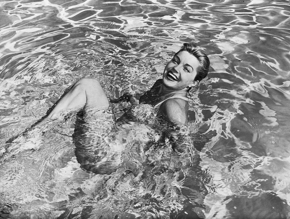 A Esther Williams, actriz y nadadora, la inició en el LSD el propio Cary Grant, con la intención de ayudarla a superar un tormentoso divorcio.