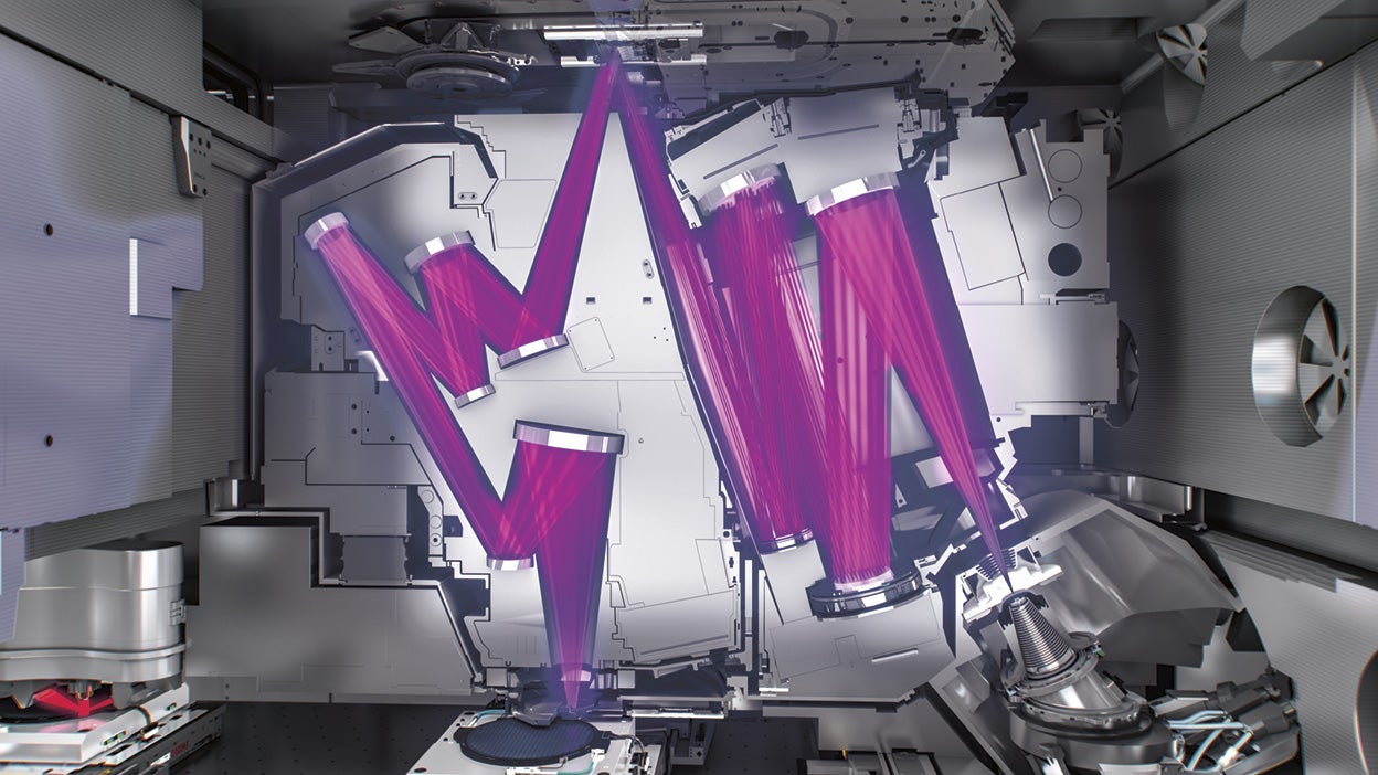 La máquina graba los chips con luz ultravioleta extrema. Un proceso químico fija el dibujo y luego se añaden los transistores.