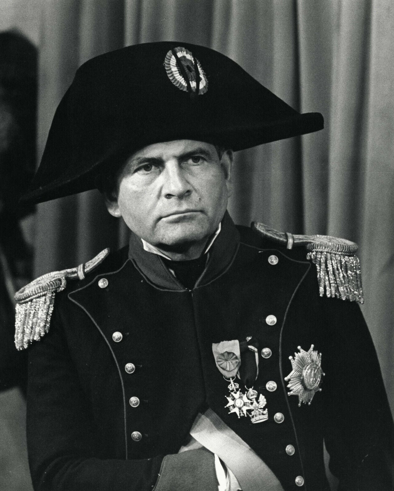 El británico Ian Holm fue quién más veces se metió en la piel del emperador francés. Primero en Napoleón y el amor, miniserie de 1974 y, luego en otras dos ocasiones –Los héroes del tiempo y Mi Napoleón–, ya en tono satírico... para disgusto de los franceses.