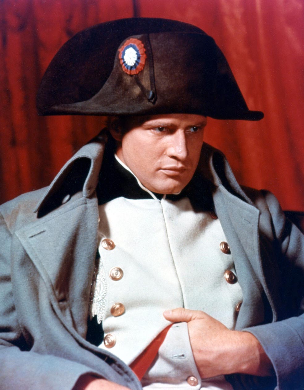 Marlon Brando ya había protagonizado cinco películas cuando interpretó a Bonaparte en 1954. Entre ellas, clásicos de la talla de Un tranvía llamado deseo, Viva Zapata!, Julio César, Salvaje o La ley del silencio. El éxito de Desirée, sin embargo, su primera cinta en color y cinemascope catapultó su fama.