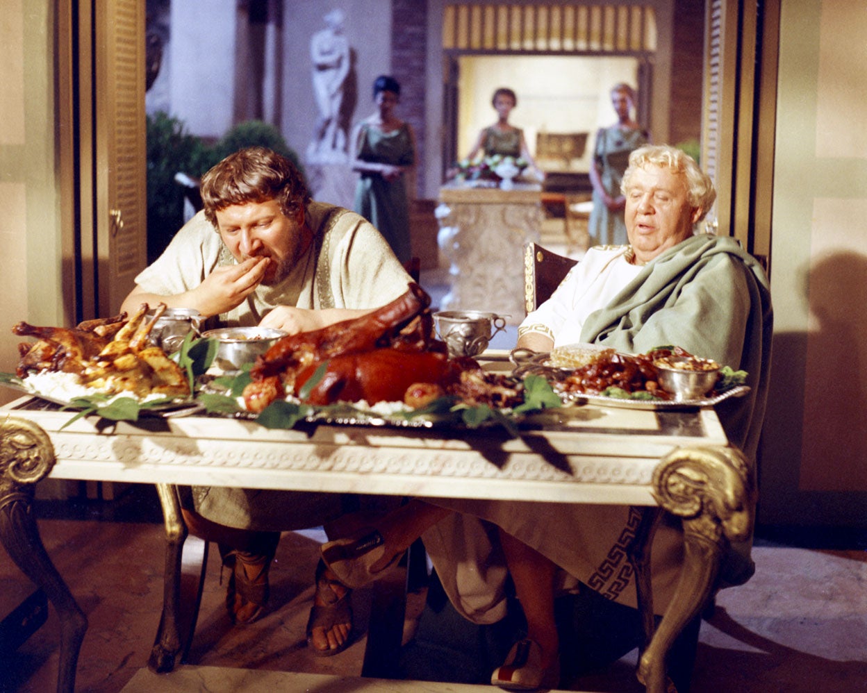 Kirk Dougals convenció a actores de gran prestigio como Laurence Olivier, Charles Laughton, Peter Ustinov o Tony Curtis para que participaran en la película. En la foto, Ustinov y Laughton en una escena.