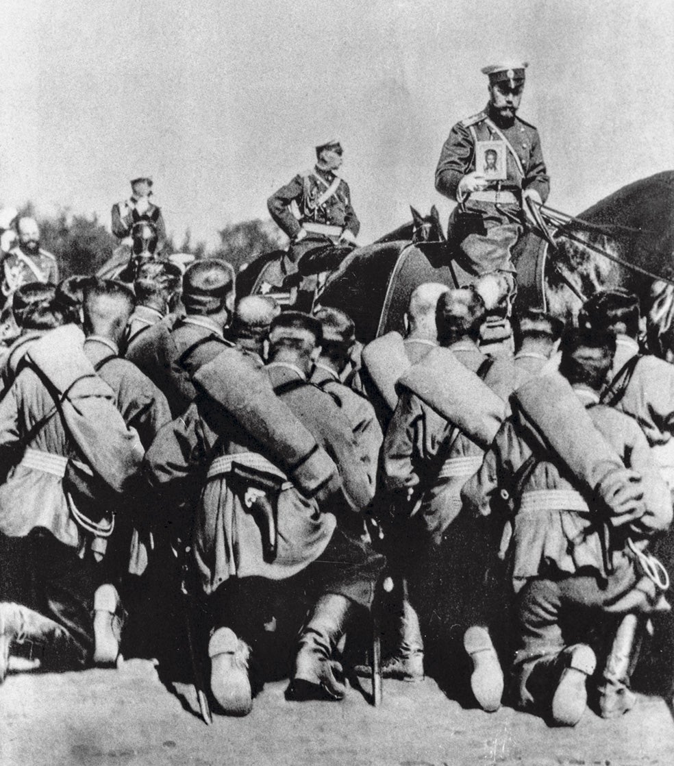 «Los rusos no quieren responsabilizarse de su voto ni de su destino. Y eso no es nuevo en Rusia: dejemos el poder en manos de los zares. La gente sigue pensando igual». En la foto, Nicolás II, último emperador de Rusia, dirige las oraciones antes de un combate en la Primera Guerra Mundial, conflicto en el que murieron dos millones de rusos.