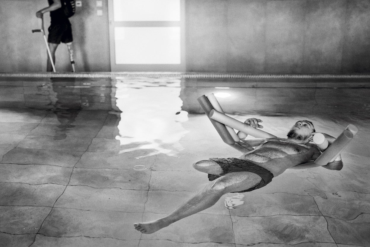 Yevhen, quien perdió una pierna en combate, durante una sesión de terapia de piscina. Los soldados pasan por diversas tareas de rehabilitación a lo largo del día.
