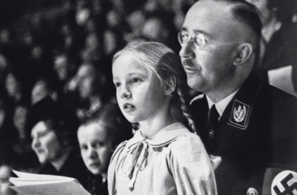 El objetivo de la vida de Gudrum Himmler ha sido reivindicar la vida de su padre, Heinrich Himmler, uno de los promotores de la Solución Final. En 1943 escribió en su diario. «Papito ministro del Interior del Reich: estoy loca de alegría». Luego llegó la derrota y el suicidio de su padre. Pero ella no se desanimó. En 1951 ingresó en Stille Hilfe, una organización clandestina de ayuda a nazis condenados o huidos.