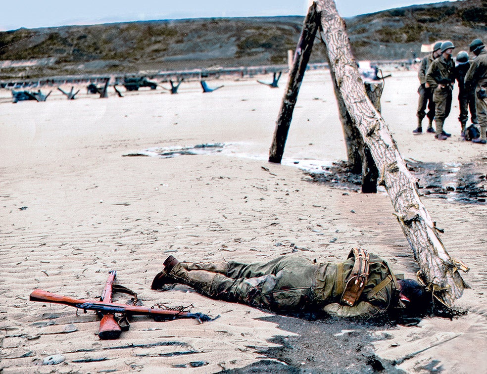 Los alemanes no se desmoralizaron ante el enorme despliegue aliado: se atrincheraron y camuflaron muy bien. En la foto, una víctima aliada del desembarco.