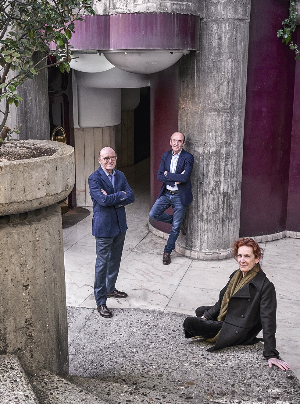 Los arquitectos Javier, Vicente y Marisa Sáenz Guerra, tres de los siete hijos que tuvo Sáenz de Oíza, a la entrada de Torres Blancas, el edificio más emblemático de los que construyó su padre y en el que vivieron durante su infancia.