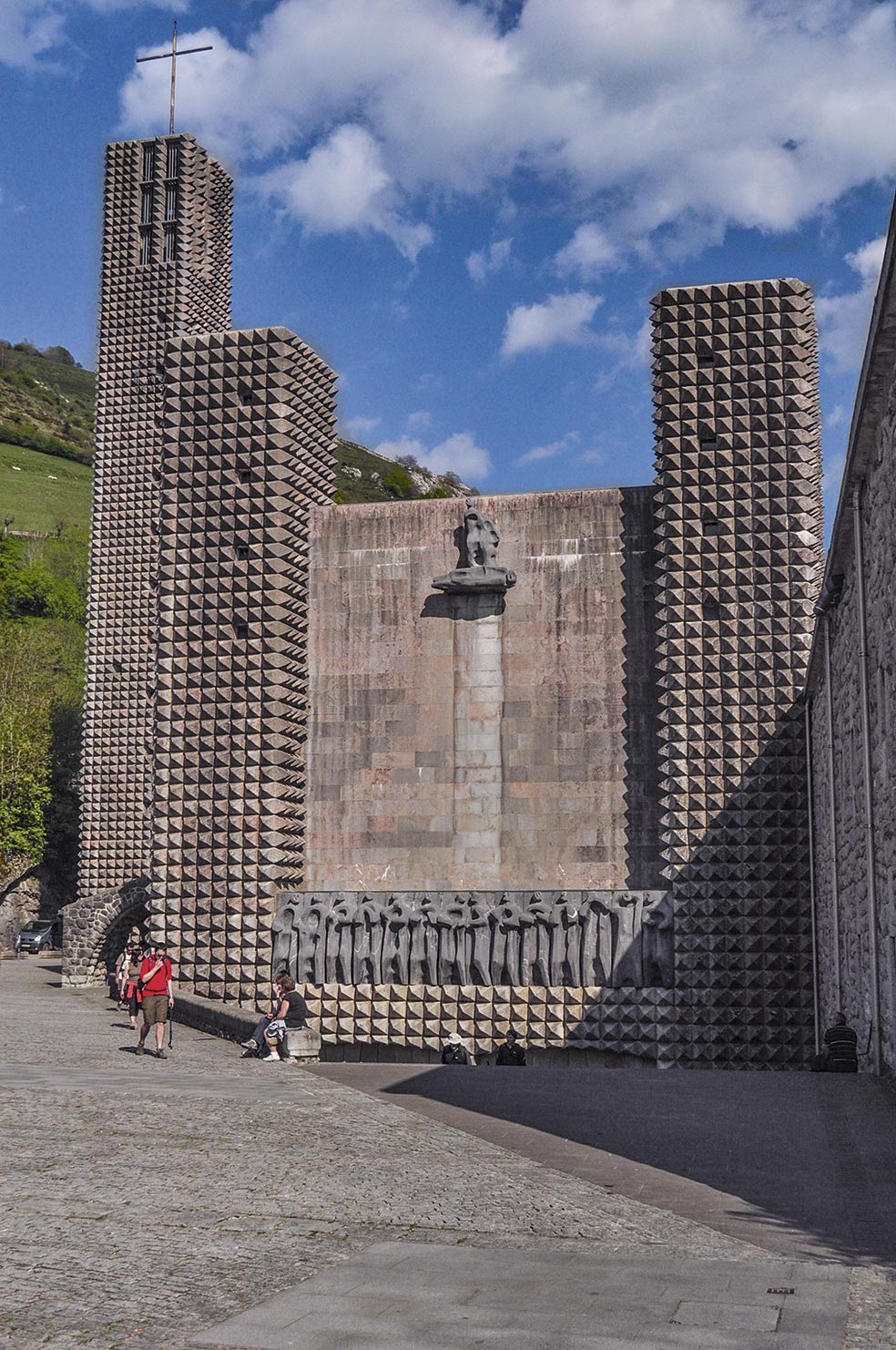 «En su primera gran obra puso la entrada abajo. Tus ojos quedan a la altura de los apóstoles de Oteiza, te da más misterio, como que accedes a los huesos del templo. Desde entonces, entrar en Oíza casi siempre es bajar».