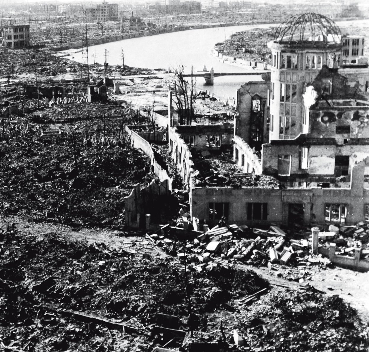 Estados Unidos eligió Hiroshima como objetivo de la bomba atómica por su situación estratégica y por el hecho de que estaba rodeada de montañas. La explosión mató inmediatamente a unas 80.000 personas. En 48 horas se dobló la cifra de fallecidos. El 9 de agostó lanzaron otra bomba sobre Nagasaki. Tres días después, el 15, Japón anunció su rendición.