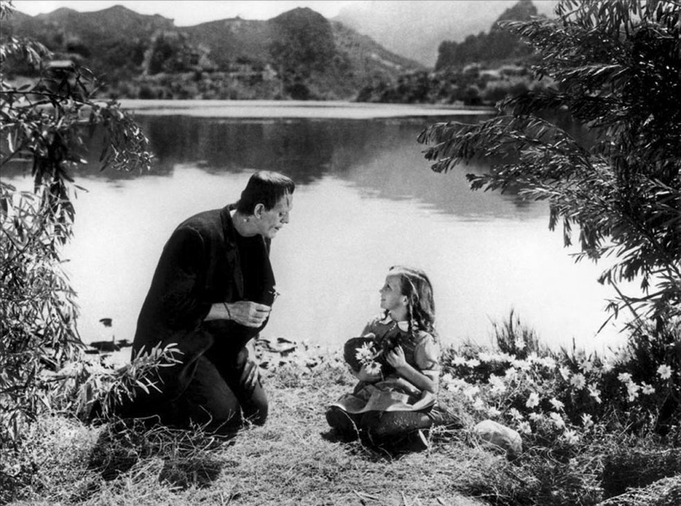 La escena quizá más divulgada y estremecedoramente poética, en la que el monstruo arroja a un lago a la pequeña María (Marylin Harris), después de haber jugado con ella en la orilla, fue amputada de la versión original.