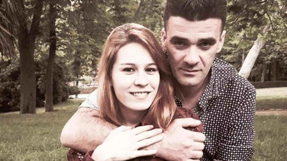 Manuel y Daría convivían en una habitación amplia, pero dentro un piso compartido. El casero escuchó una fuerte discusión y llamó a la puerta. Preguntó si ocurría algo, pero Manuel respondió que no pasaba nada. Al día siguiente, le dijo al casero que Daría se había marchado al romperse la relación.