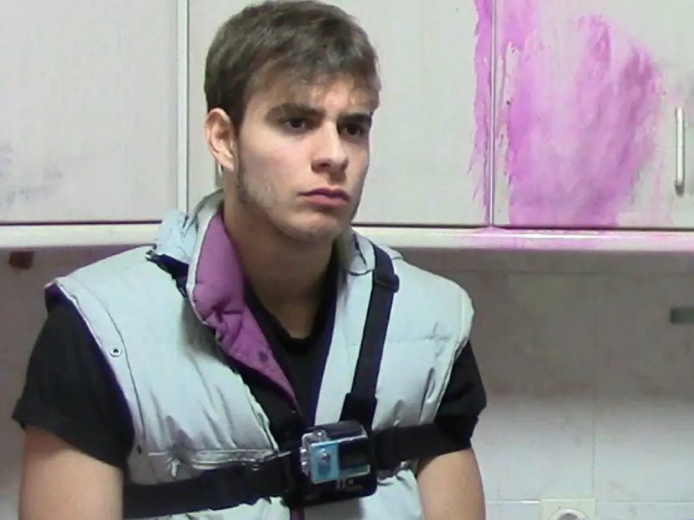 Nogueira durante la reconstrucción del crimen en la casa en la que asesinó y mutiló a sus parientes. Ese día dijo que sólo recordaba cómo mató a su tío, no cómo se deshizo de su mujer y sus hijos. Pero sus mensajes de WhatsApp a un amigo eran más que explícitos.