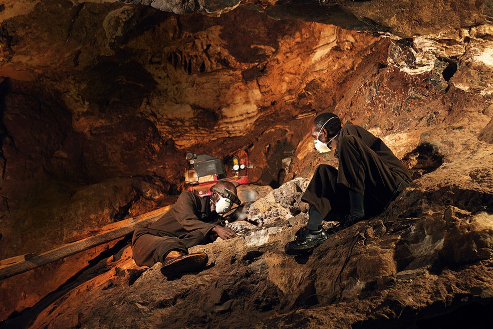 La cueva de Sterkfontein, en Sudáfrica, forma parte de un conjunto de cuevas de piedra caliza de gran interés paleontológico. En ellas se han encontrado numerosos restos fósiles de homínidos. Es Patrimonio de la Humanidad desde 1999.